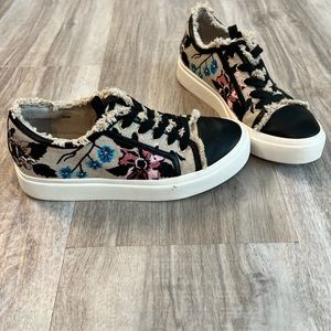 Vaneli sport casual floral sneakers size 6 1/2